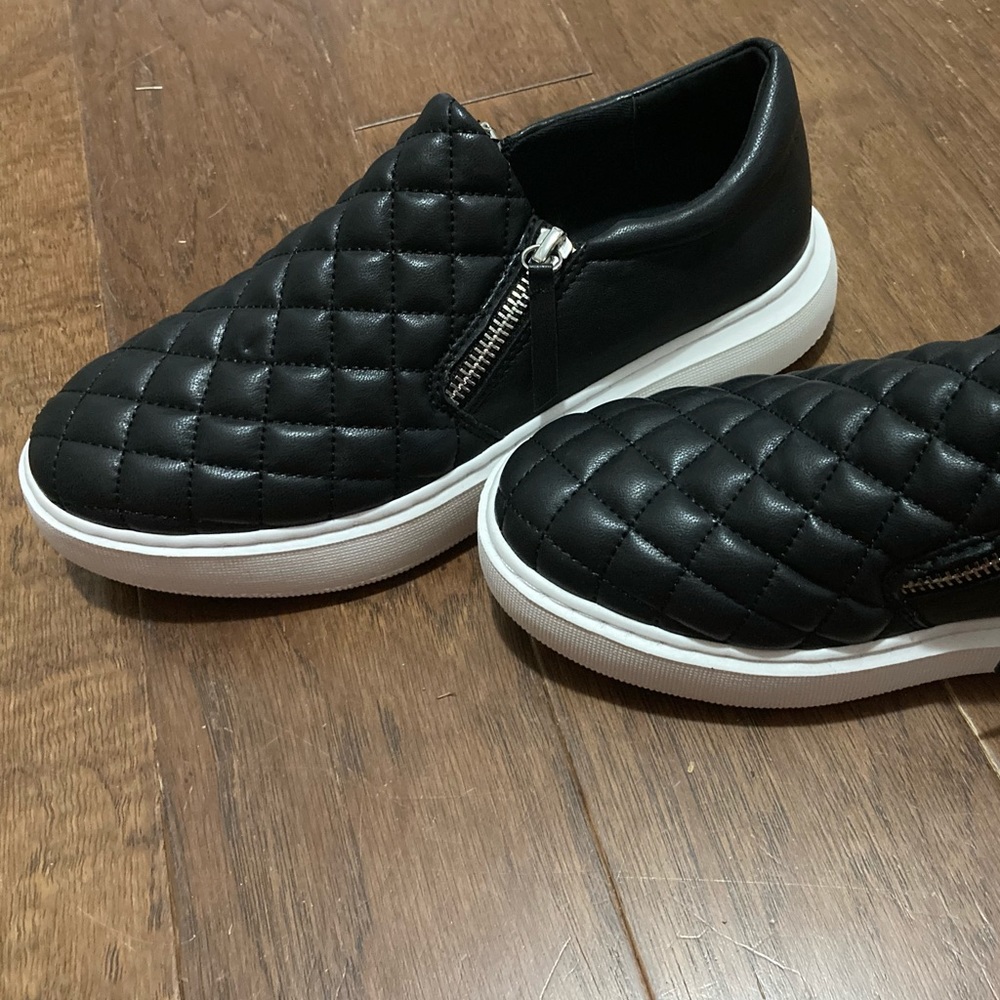 Steve Madden size 8 women’s leather slip on shoe